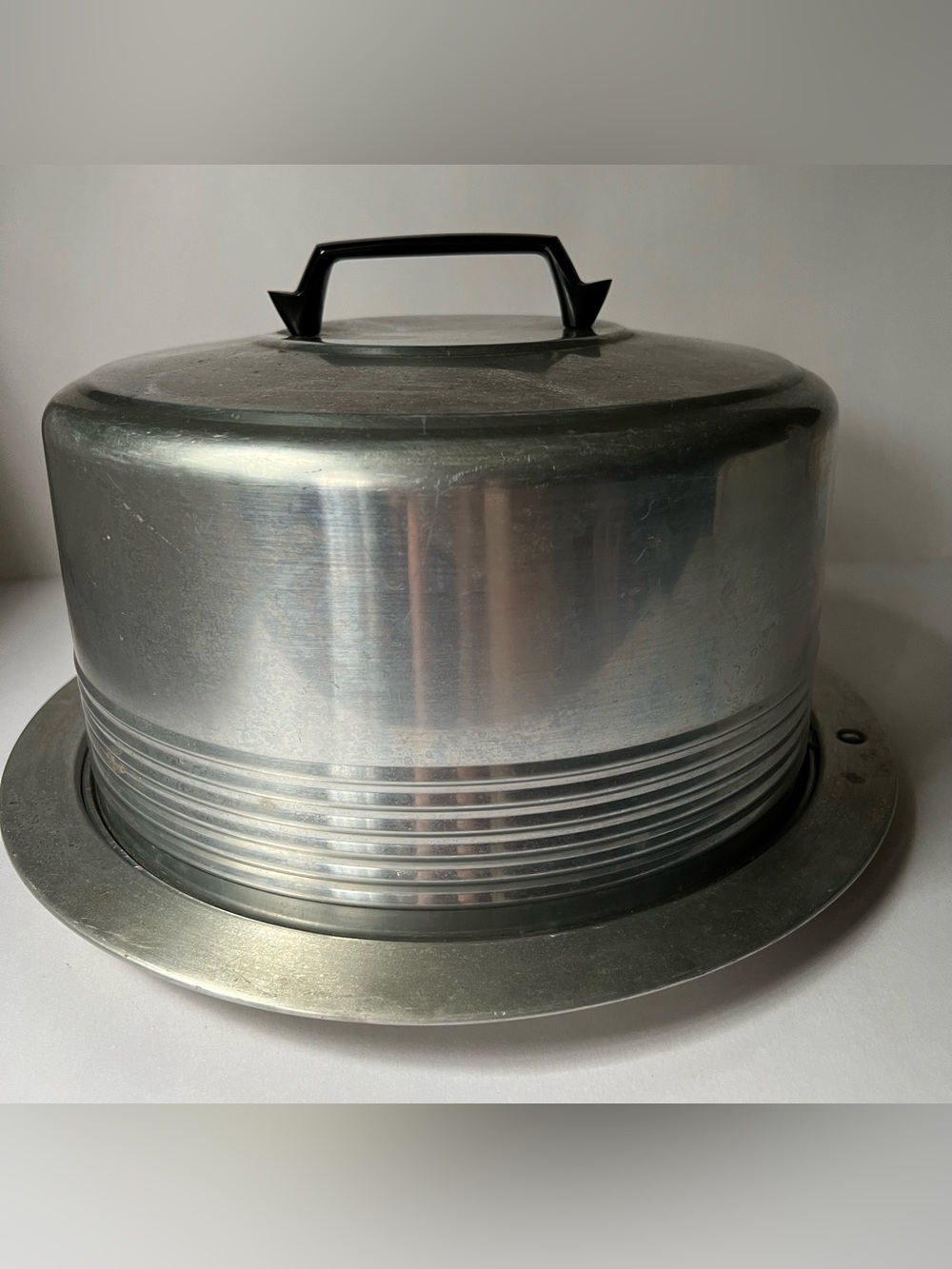 Aluminum locking cake Carrier with Handle - Retro Metal Vintage Regal ware